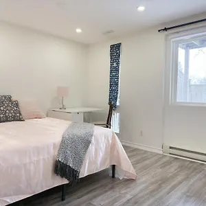 Cozy With Private Bath Near Don Mills Subway Guest house Toronto